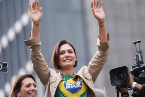 Michelle Bolsonaro tenta conter repercussão negativa após elogio a programa de Lula