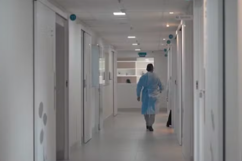 Recém-nascido é encontrado em lixeira de banheiro de hospital em Sorocaba
