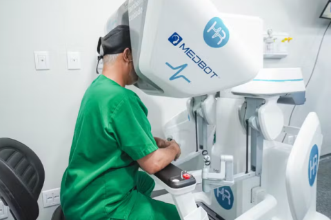 Médico no Chile realiza cirurgia à distância em paciente com câncer de próstata em Goiás