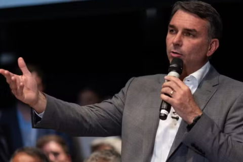 Flávio Bolsonaro promete manter Bolsa Família, mas não detalha ajustes nos programas sociais