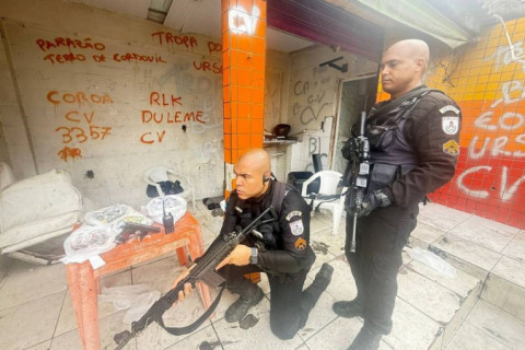 PM do Rio faz operação após assassinato de policial e prende três suspeitos de ligação com o tráfico de drogas
