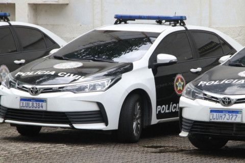 Operação no RJ deixa pessoas ilhadas em morro após tiroteio e prende operadora de facção