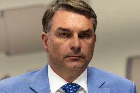 Flávio Bolsonaro pede a Dino levantamento total de sigilo no caso Dark Horse