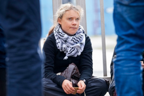 Greta Thunberg é presa durante protesto contra Israel em CopenhagueGreta Thunberg é presa durante protesto contra Israel em Copenhague
