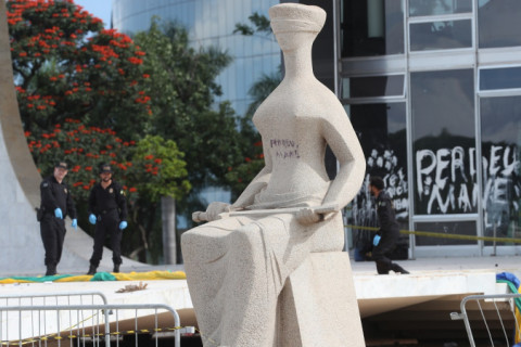 Moraes vota para condenar mulher acusada de vandalizar a estátua do STF
