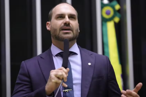 PF recomenda demissão de Eduardo Bolsonaro por abandono de cargo após fuga aos EUA