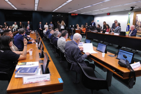 PSDB e PL pedem vista e adiam votação sobre a PEC do fim da escala 6×1