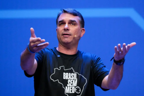 Flávio Bolsonaro diz que recusará segurança da PF durante campanha e afirma: “Não confio”