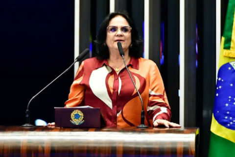 Damares pede fim do “fogo amigo” e sai em defesa de Michelle Bolsonaro