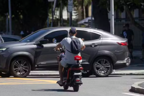 Novas regras para veículos elétricos no Rio restringem circulação a vias de até 40 km/h e geram críticas de especialistas