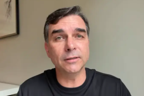 Flávio diz confiar no sistema eleitoral, mas não explica fala falsa à embaixadores