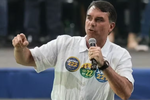 Flávio Bolsonaro aposta em debate sem Lula para buscar eleitores indecisos