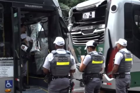 Acidente entre dois ônibus deixa sete pessoas feridas na Avenida Paulista