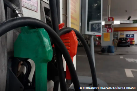 Gasolina com 32% de etanol deve ser R$ 0,03 mais barata, diz ministro
