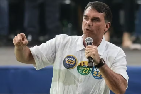 Flávio Bolsonaro declara votos no Rio de Janeiro e inclui mãe entre os escolhidos