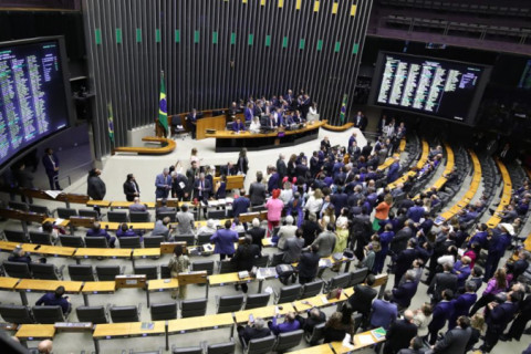 Congresso reage ao STF com PEC sobre foro privilegiado