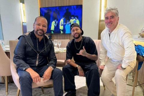 Pai de Neymar nega pagamento da fiança de Daniel Alves