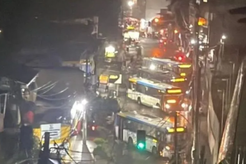 Criminosos sequestram 14 ônibus e usam veículos como barricadas durante confrontos no Rio