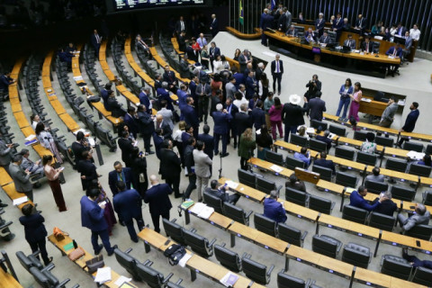 Congresso reage com 20 projetos contra alta do IOF