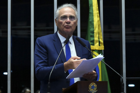 Renan Calheiros deve apresentar parecer sobre isenção do IR nesta terça-feira