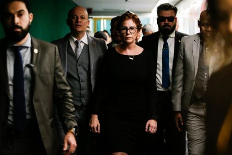 Alexandre de Moraes vota por condenação e cassação do mandato de Carla Zambelli