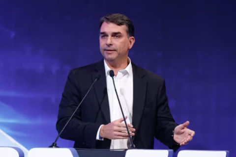 A opinião de Flávio Bolsonaro sobre a pesquisa Quaest