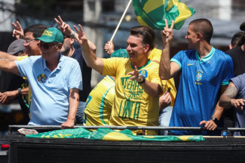 Flávio Bolsonaro diz que Jair Bolsonaro poderá entregar faixa presidencial caso seja eleito