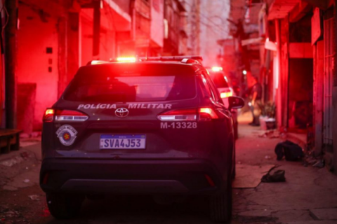 Mãe é presa após agredir e jogar água quente com miojo em filha adolescente