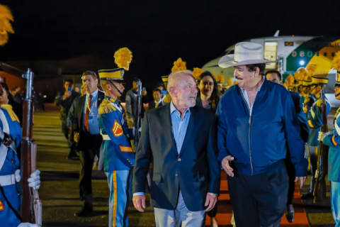 Lula desembarca em Honduras para participação na Celac
