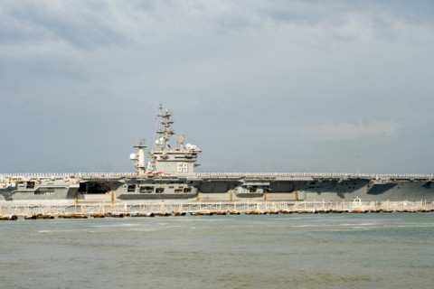 Estados Unidos enviam segundo porta-aviões para dar recado a inimigos de Israel