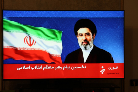 Novo líder supremo do Irã teve rosto desfigurado, mas segue atuando nas decisões, diz agência