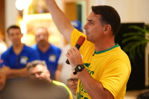 Flávio Bolsonaro acusa Lula de tentar ‘comprar voto dos pobres’ com reajuste do Bolsa Família
