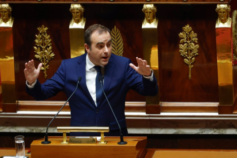 Primeiro-ministro francês Sébastien Lecornu sobrevive a votos de desconfiança no Parlamento