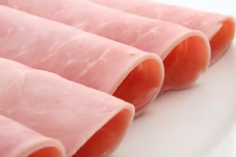 Consumo diário de carne processada é associado a maior risco de demência, aponta revisão científica
