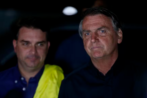 Defesa de Bolsonaro pede a Moraes volta das visitas de Flávio ao pai antes da eleição