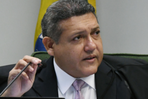 TSE determina suspensão do canal “Exército do Lula” no WhatsApp após pedido de Flávio Bolsonaro