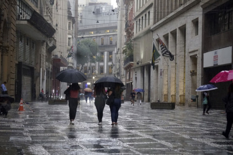 Nova frente fria traz chuva forte e derruba as temperaturas em São Paulo