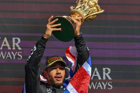 Hamilton supera Verstappen e vence GP da Inglaterra de F1