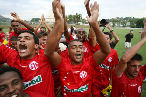 Romário assina contrato com o América-RJ e pode retornar aos campos aos 58 anos