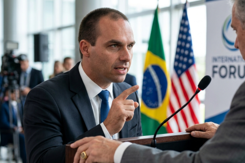 Eduardo Bolsonaro pede aos EUA retomada de sanções contra Moraes às vésperas de julgamento