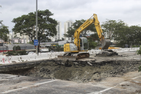 Cratera na Marginal Tietê deve ser resolvida apenas em 2026