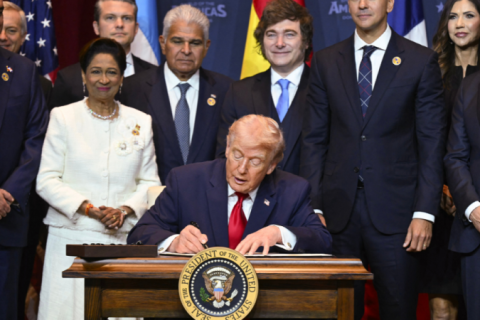 Trump diz que Cuba ‘vive seus últimos momentos’ em cúpula na Flórida