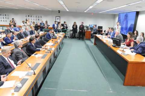 Sessão com Haddad termina em confusão após troca de acusações com Nikolas Ferreira e Carlos Jordy