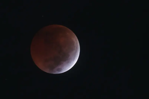 Eclipse lunar ‘quase total’ será visível em todo o Brasil na madrugada de sexta-feira