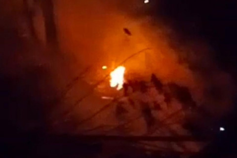 Aeronave cai em Paraibuna, interior de SP, após colidir com morro e pegar fogo