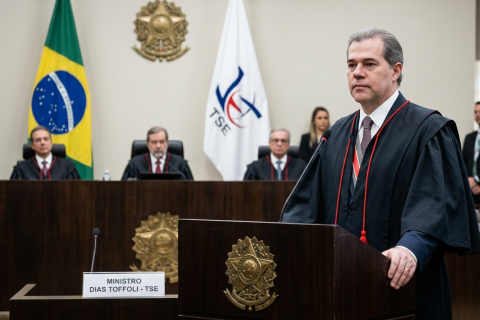 Toffoli toma posse no TSE e afirma que Justiça não decide eleições