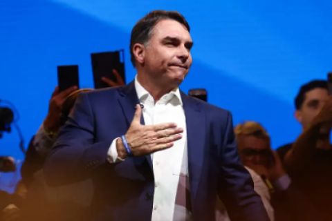 Flávio Bolsonaro promete acabar com taxa de 12% sobre exportação de petróleo