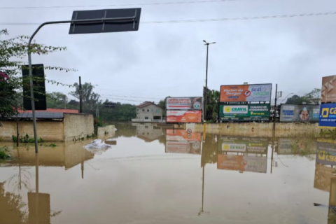 Enchentes atingem Santa Catarina e mais de 800 pessoas precisam sair de casa