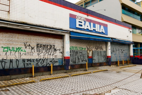 Justiça suspende demissões em massa de trabalhadores das Casas Bahia em todo o país