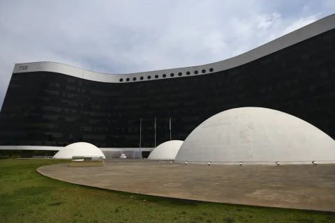 SE suspende processamento de novas filiações partidárias após caso envolvendo Flávio Bolsonaro